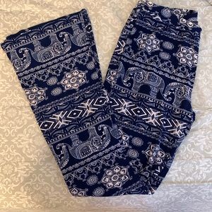 Blue and white flair yoga pants
